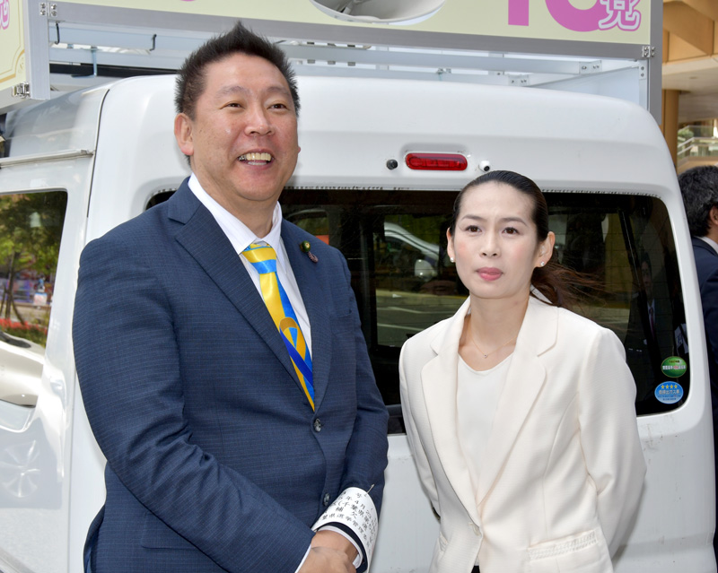 立花党首（左）と並んで取材に応じた織田氏＝１１日、市川駅前