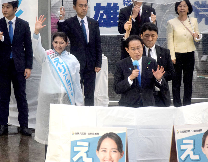 衆院千葉５区補選で自民の英利氏（前列左）の応援演説をする岸田首相（同右）＝１５日、新浦安駅前