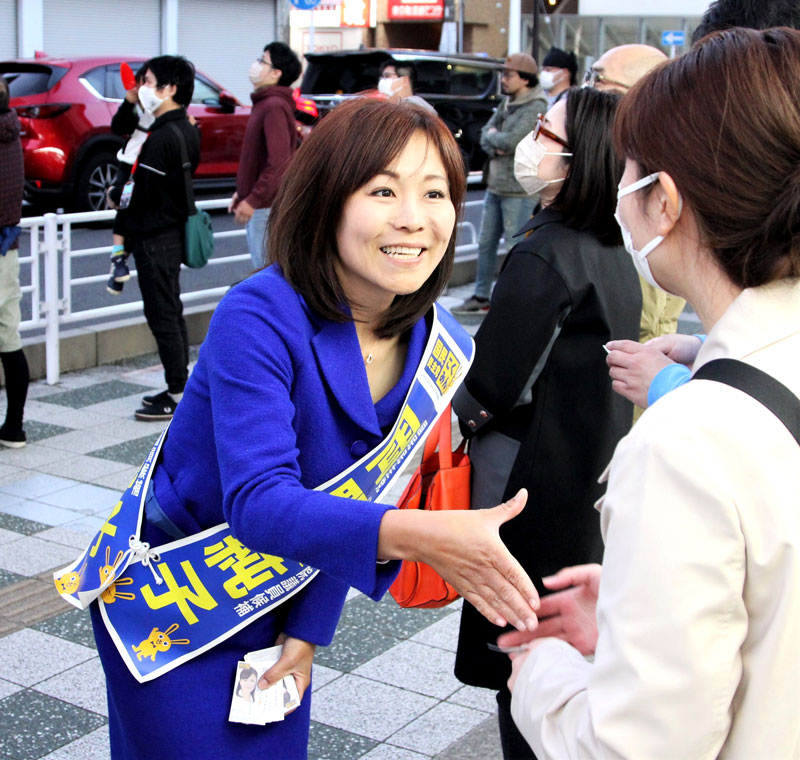 街頭演説後に聴衆と握手する岡野氏=22日、市川市