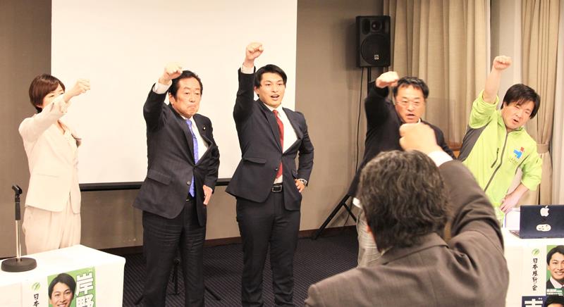 次の衆院選に向けた「頑張ろう三唱」で補選を締めくくった岸野氏(中央)と陣営関係者ら=23日午後9時55分ごろ、市川市