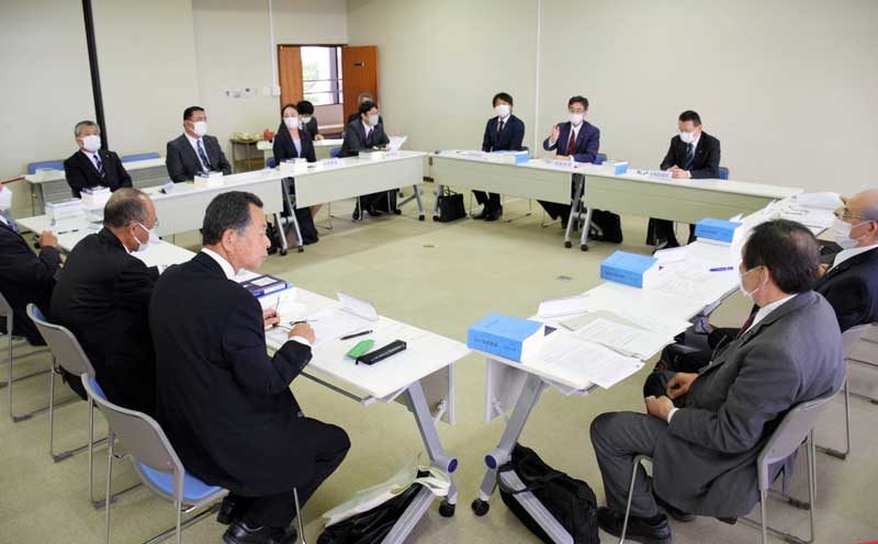 容疑者を除く全議員が出席して開かれた議会改革特別委員会＝２４日午後、長生村役場