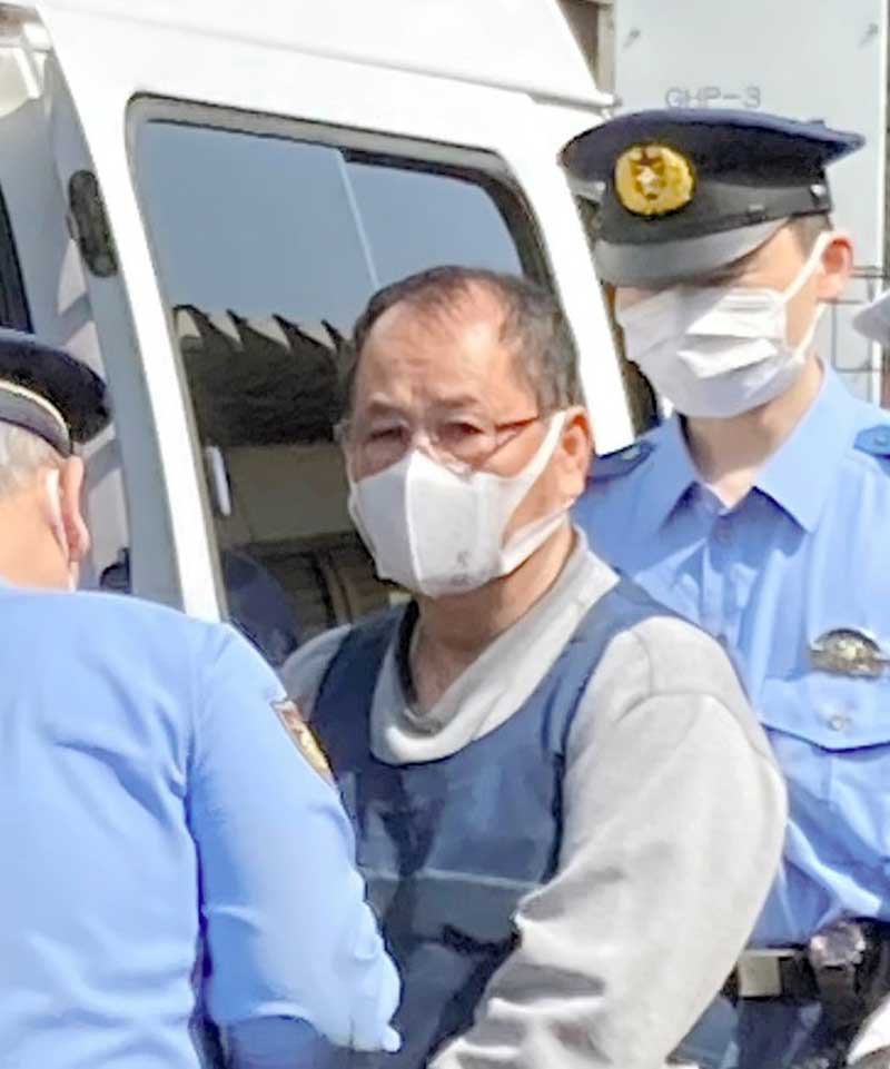 送検のため警察車両に乗り込む東間容疑者＝１７日、茂原署