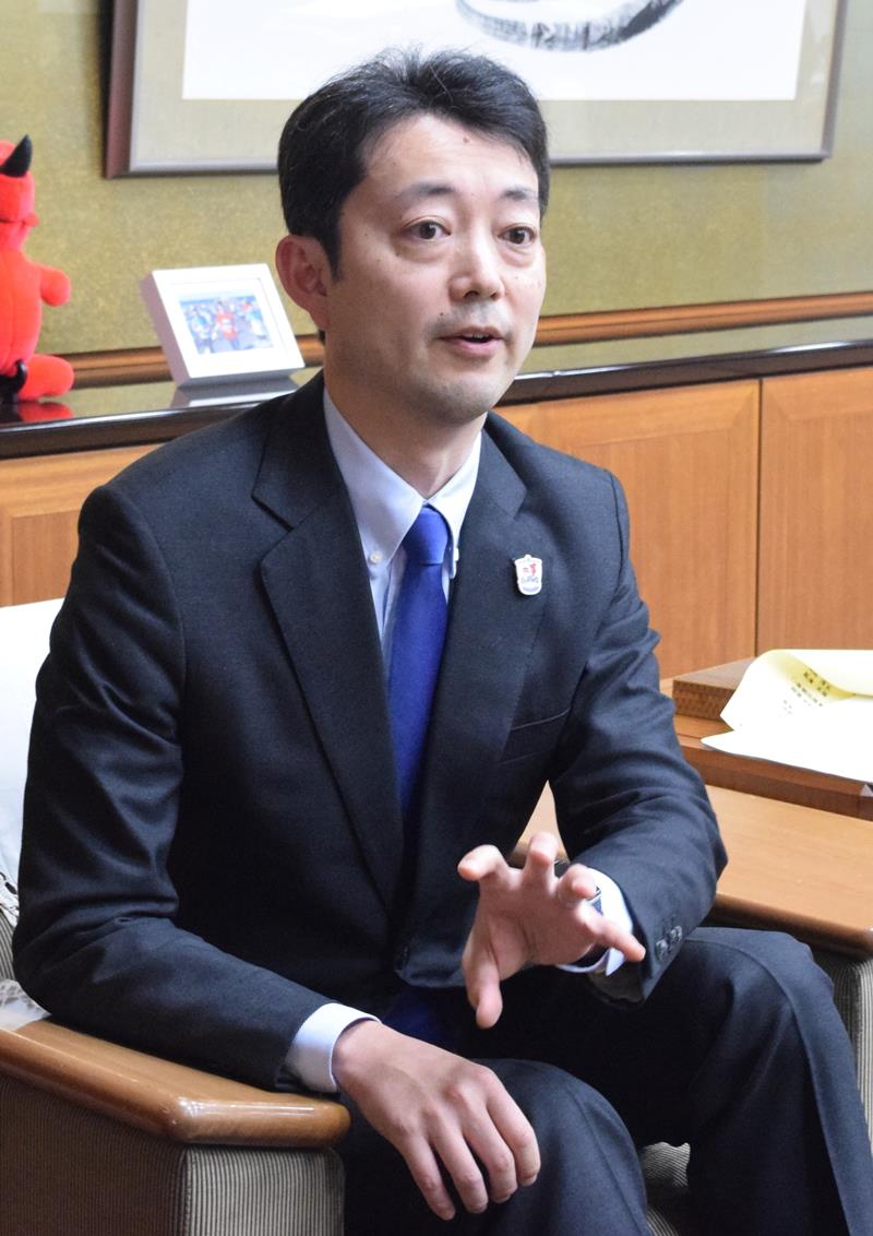 千葉日報社のインタビューに応じる熊谷知事