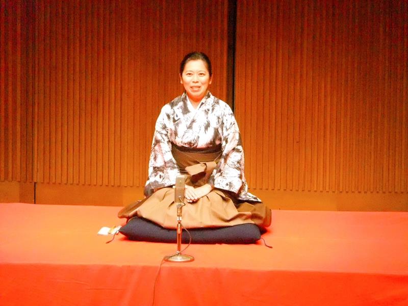 高座で落語を披露する三遊亭律歌さん