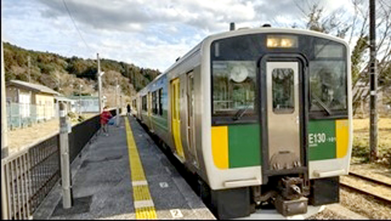 上総亀山駅のホームと列車