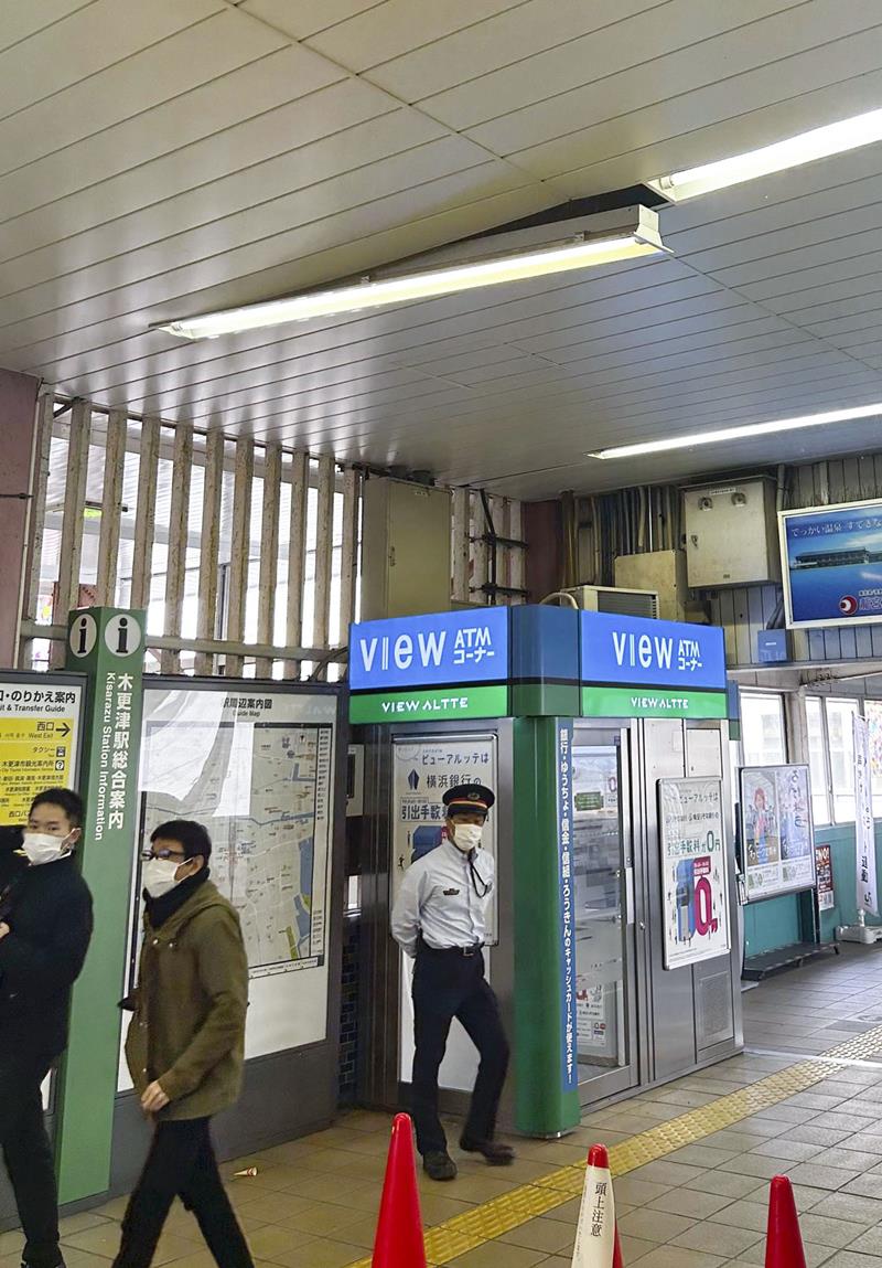 地震の影響で落ちかけたＪＲ木更津駅の蛍光灯＝１１日午前６時３３分（共同）