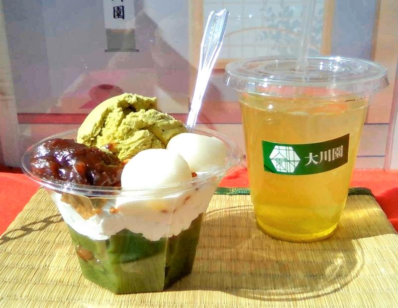 人気商品の抹茶アイスパフェと水出し煎茶