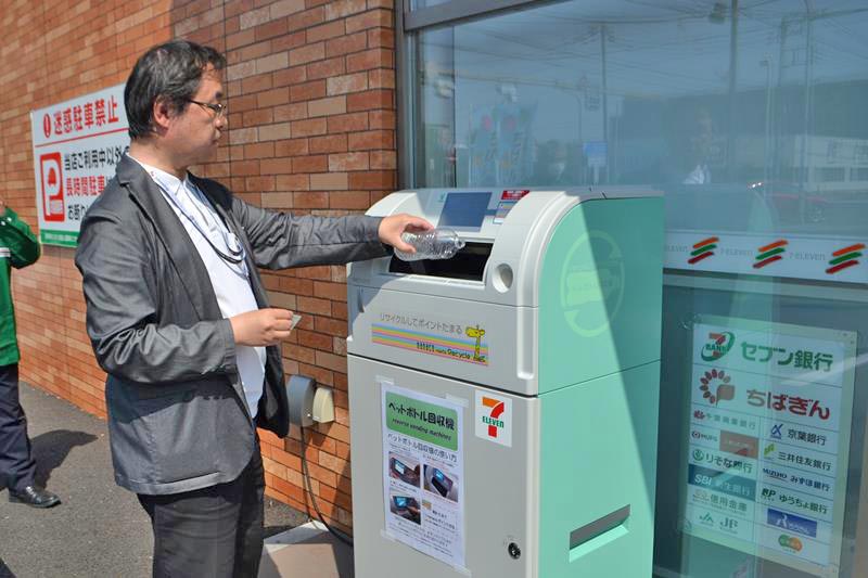 千葉市内27店舗に設置されたペットボトル回収機=同市美浜区のセブン―イレブン千葉高洲1丁目店