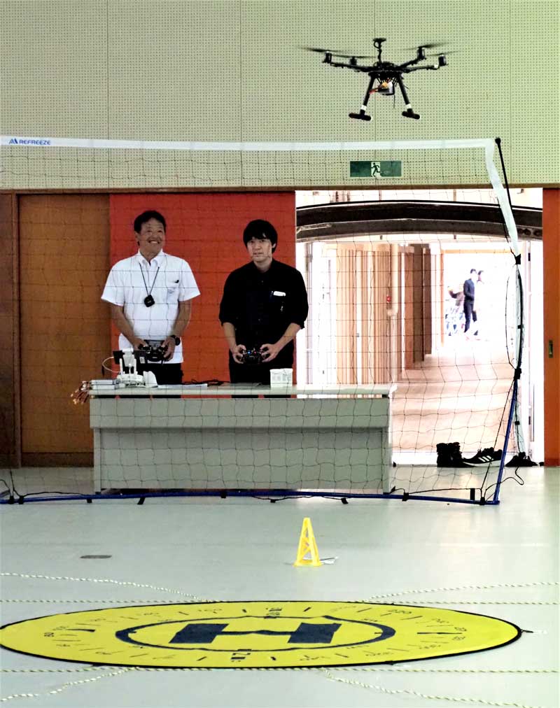 体育館を使ったドローンの飛行訓練＝君津市