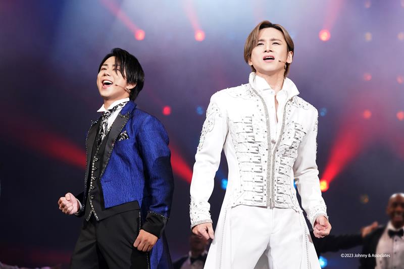 コウイチ演じる堂本光一(右)とヒロミツ役の北山宏光(東宝演劇部提供)
