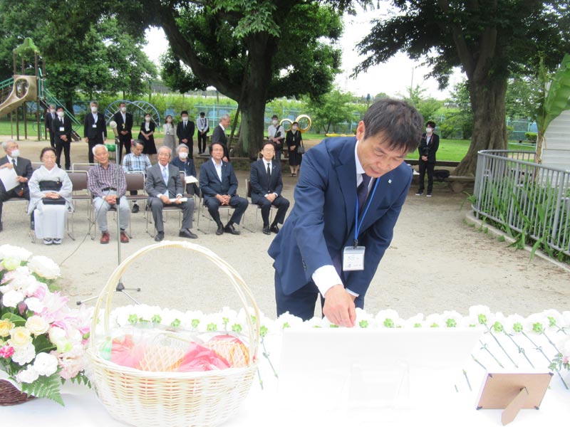スーミーの飼育を長年担当し、「お別れ会」で献花する水品園長=市川市動植物園