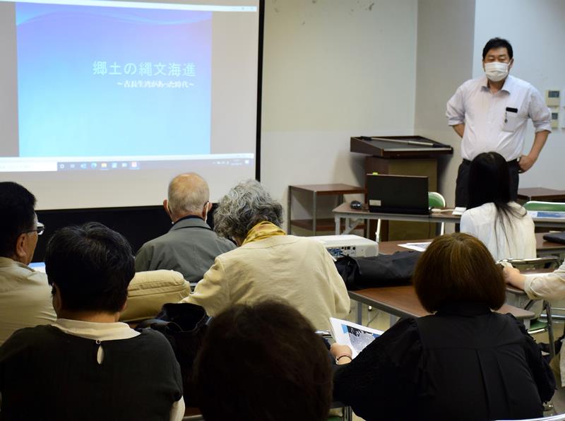 長生地域の縄文海進について解説する風間俊人学芸員＝睦沢町立中央公民館