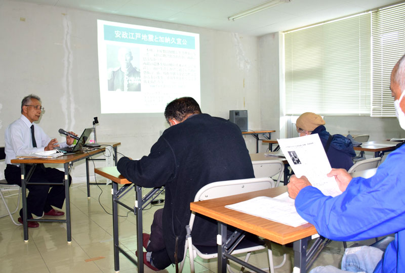 江戸時代の地震や津波被害について説明する古山豊さん(左)=一宮町中央公民館