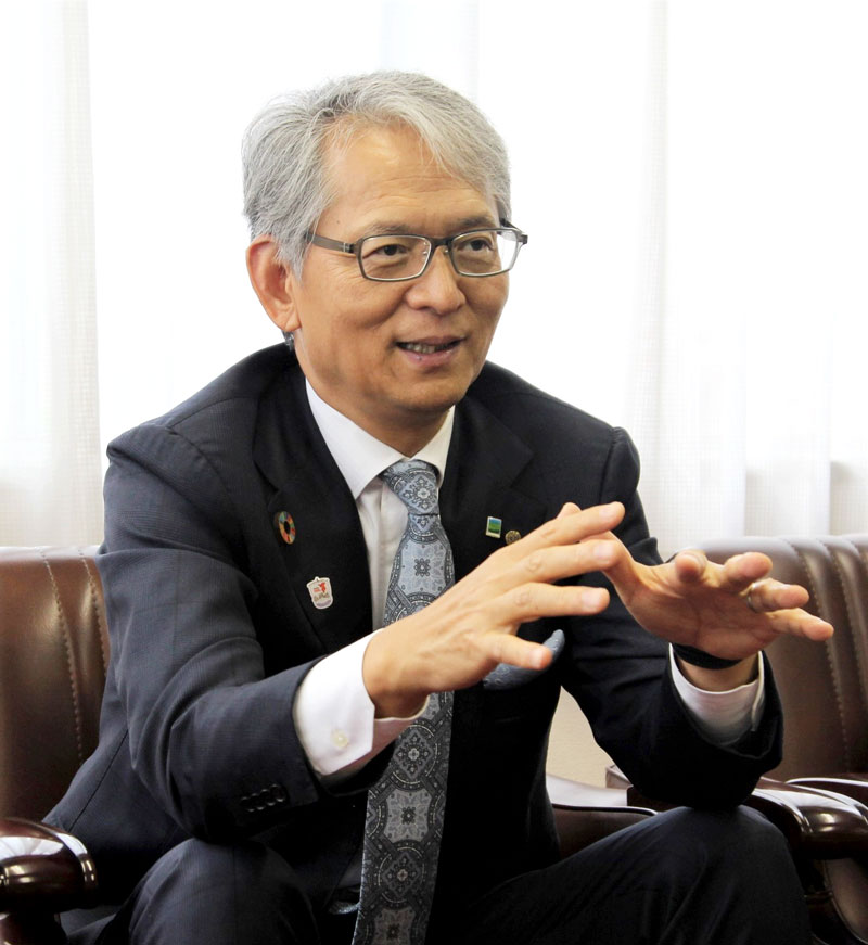 千葉日報社の取材に応じる奥理事長=15日、千葉市中央区