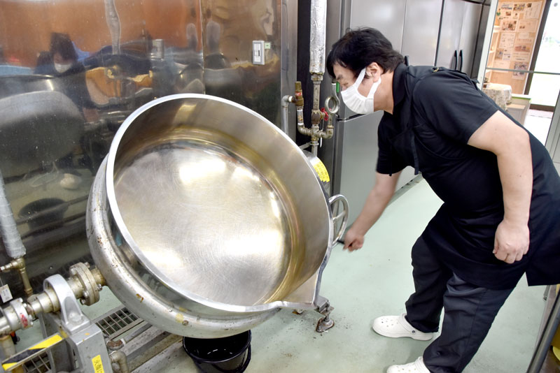 短時間で煮上げ、色や香り、風味の悪化を抑えることができる蒸気二重釜