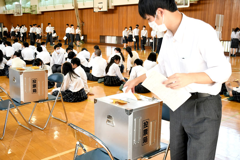 投票箱に生徒会選挙の投票用紙を入れる富里高校の生徒＝富里市