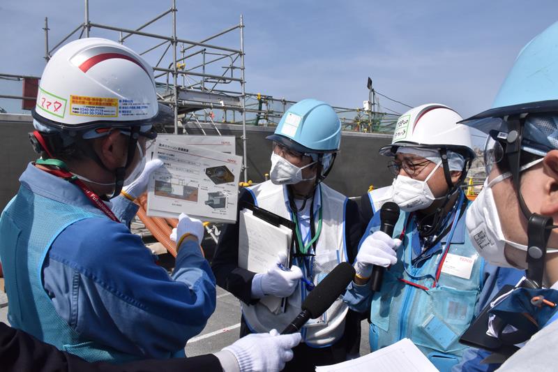 東電担当者（右から２人目）から説明を受ける報道陣（代表撮影）