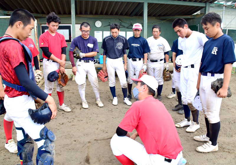 守備練習の前に三浦監督の周りに集まり、連携を確認する選手たち=茂原市の茂原樟陽高校