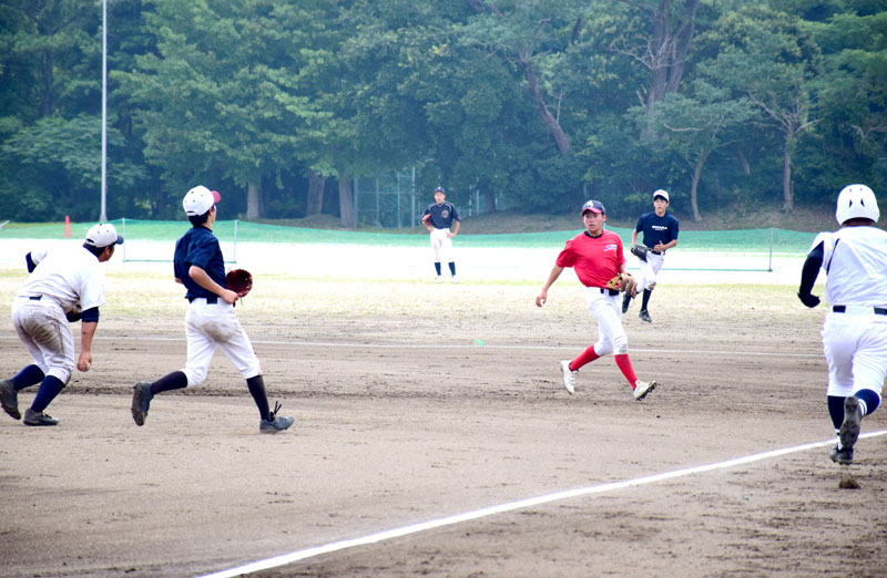 味方同士で異なるユニホームの選手が守備に付く