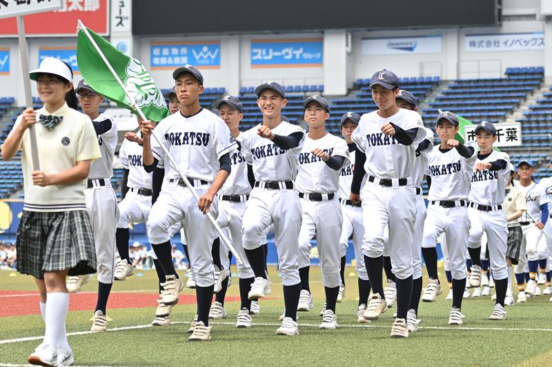 入場行進する選手ら