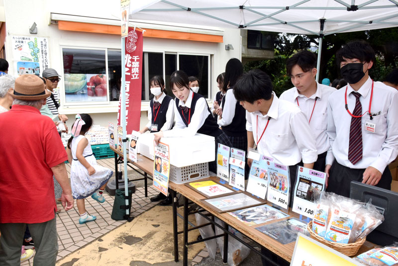 「銚電まつり」では、銚子商業高「プロジェクト」メンバーの生徒らが商品販売などで参加＝９日