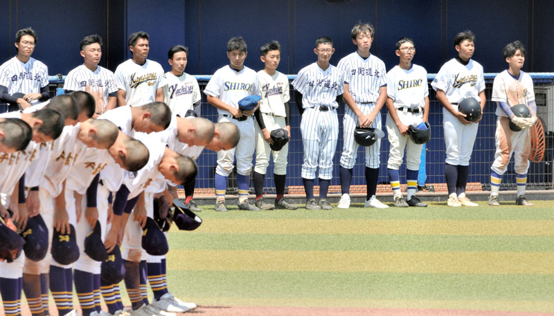 千葉経大付-鎌ケ谷西・船橋豊富・白井・八千代西・四街道北 5回コールドで負けた連合ナイン(奥)=浦安市運動