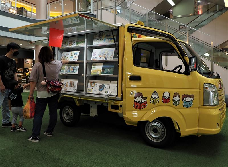 小型図書館車の「LiBOON」=富津市