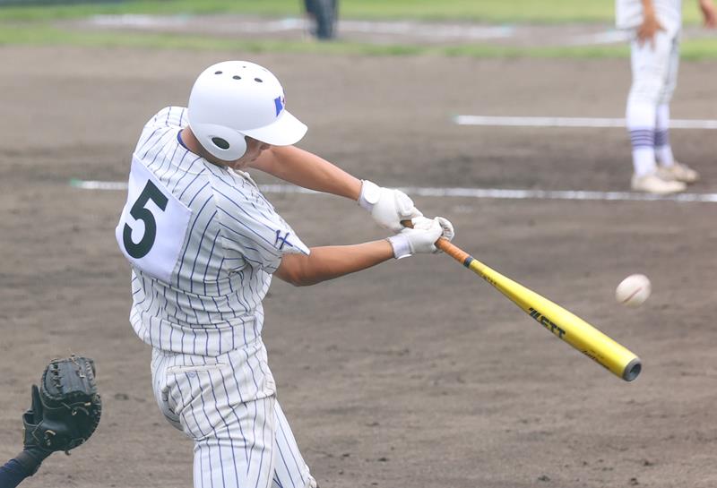 敬愛学園-安房拓心 3回裏敬愛学園無死二、三塁、飯村が左中間に3ランを放つ=成田大谷津