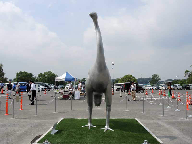 我孫子市鳥の博物館前の駐車場にお目見えしたジャイアントモアのモニュメント=19日、同市