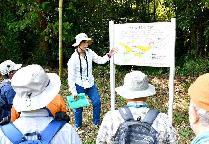 新たに御城印を発行した大友城について解説する山城ガールむつみさん＝東庄町