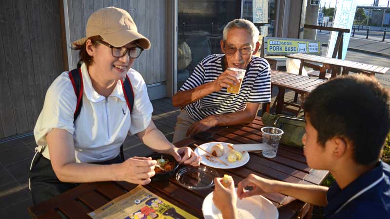 横芝駅前の観光案内所「ヨリドコロ」で食事やビールを楽しむ家族＝７月２８日夜、横芝光町