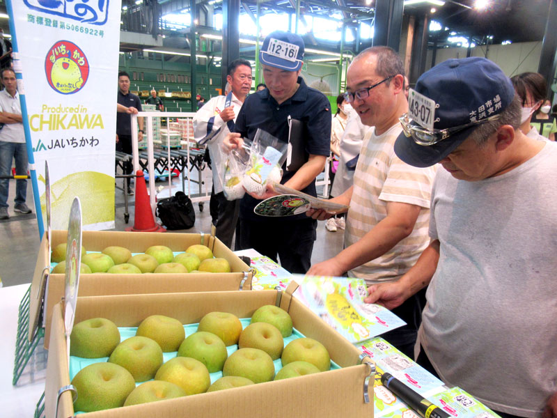 市場関係者でにぎわう「市川のなし」イベント会場=東京・大田市場