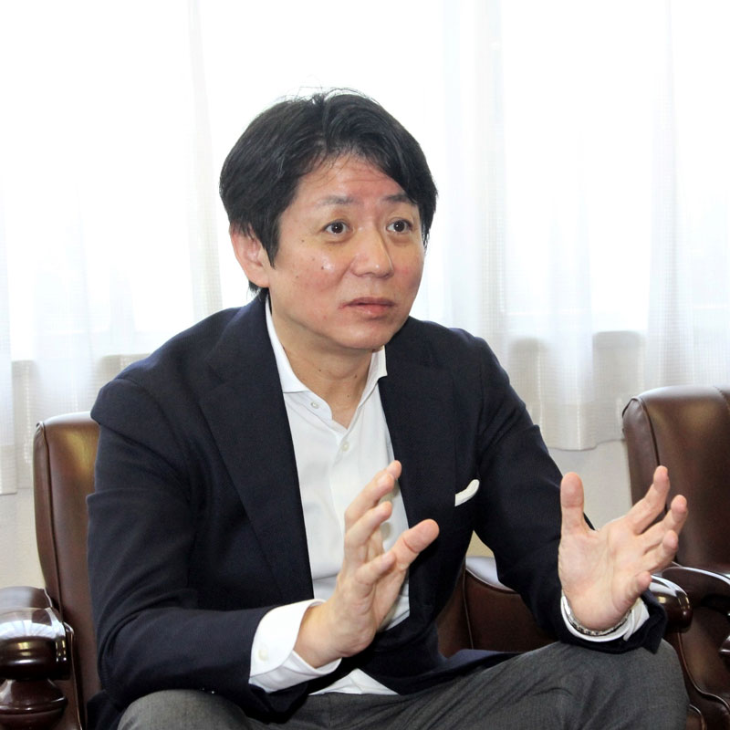 千葉日報社の取材に応じる菊田社長＝３日、千葉市中央区