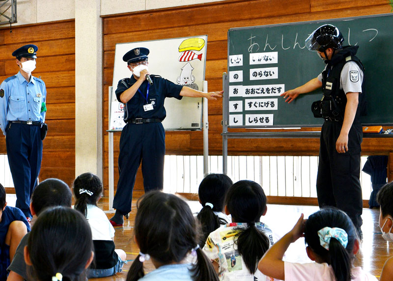 防犯教室で身を守る方法を学ぶ子どもたち＝東庄町立東庄小