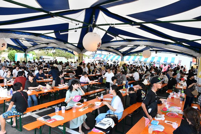 多くの来場者でにぎわう「東庄ポーク&ビア夏祭り」の会場=11日、東庄町