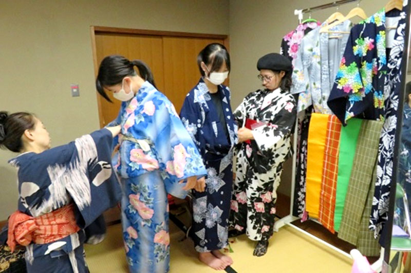浴衣の着付けを体験する参加者＝睦沢町立中央公民館（同町教委提供）