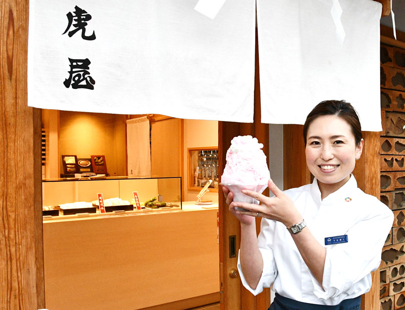 天然氷を使ったかき氷「さくら」を紹介する高橋さん=香取市