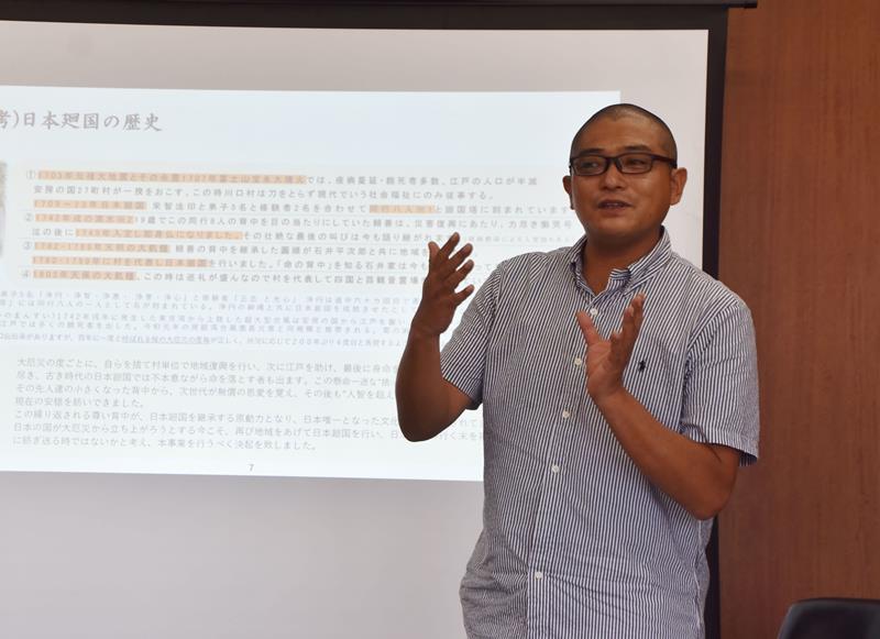 「日本廻国」の歴史や今回の行程について説明する星住職=南房総市役所