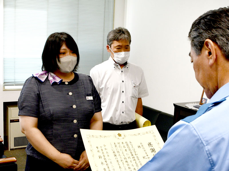 鈴木署長から感謝状を受ける林さん(左)と宮野さん