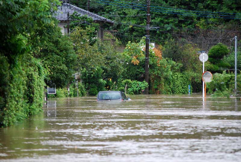 大雨で水に漬かり動けなくなった車=8日午後1時15分ごろ、長柄町針ケ谷