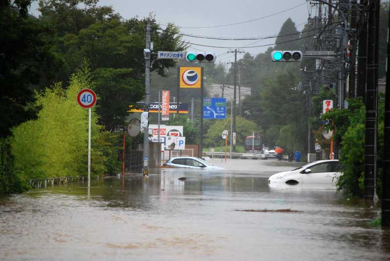 冠水した避難所の長柄町福祉センター近くの道路=午後1時50分ごろ、長柄町立鳥
