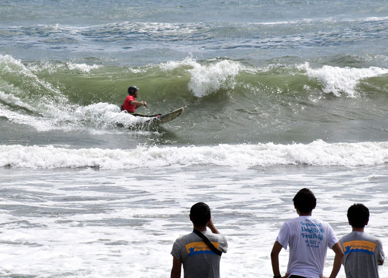 日本サーフィン連盟が初開催した全日本パラサーフィン選手権大会＝３日、白子町