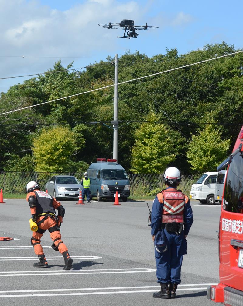 横芝光町の防災訓練で、ドローンを使う匝瑳市横芝光町消防組合の職員ら＝３日、同町