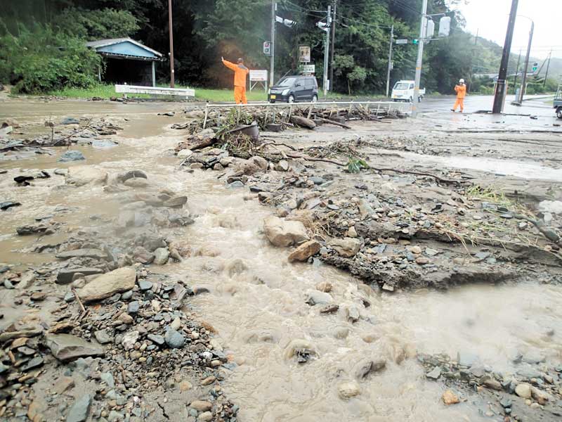 土砂や石が流れ込んだ大多喜町の国道297号八声交差点=8日午後0時15分ごろ