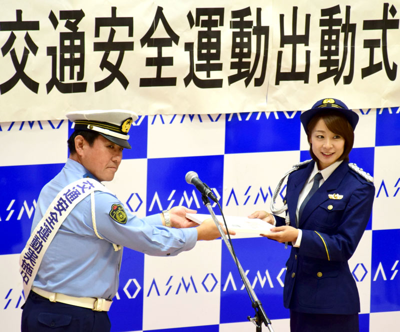 一日警察署長の委嘱状を受け取る相川さん(右)=20日、茂原市