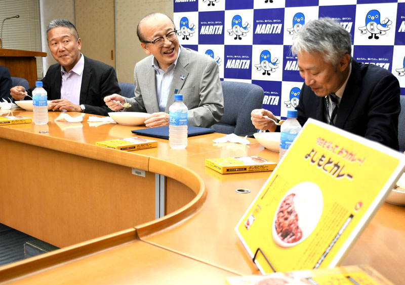 よしもとカレーの成田空港版を試食する(左から)チャーリィさん、小泉市長ら=21日、成田市役所