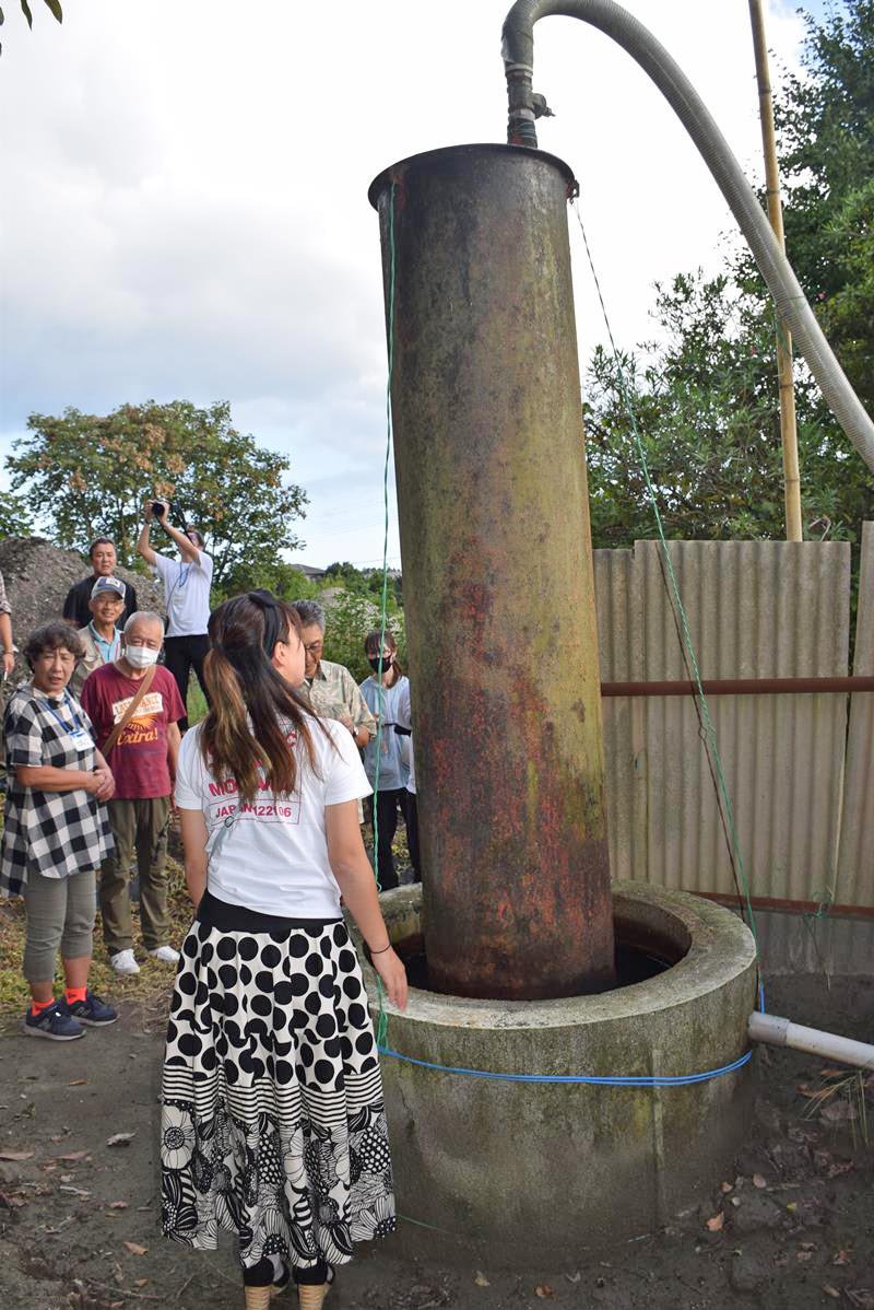 約60年前に掘られた民間の天然ガス採掘井戸を見学する受験者たち=茂原市