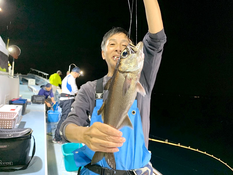 洲崎南沖で釣り上げたクロムツ（写真は「萬栄丸」提供）