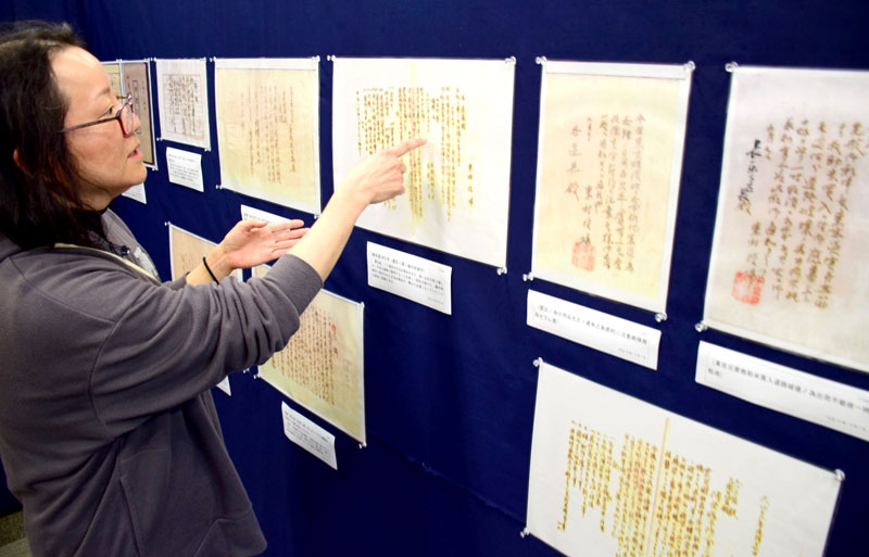 関東大震災関係の資料を説明する学芸員=睦沢町立歴史民俗資料館