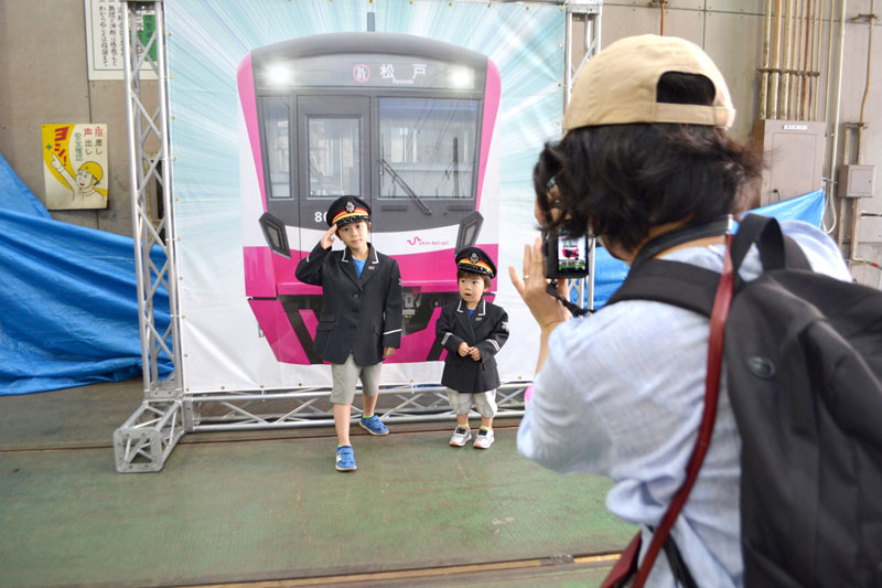 新京成の制服を身にまとい写真撮影する子ども